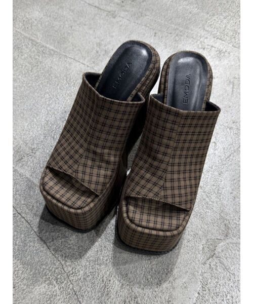 EMODA(エモダ)の「プランプヒールサンダル(サンダル・レディース・ブラック/ベージュ・LARGE/MEDIUM/SMALL)」の16枚目の写真