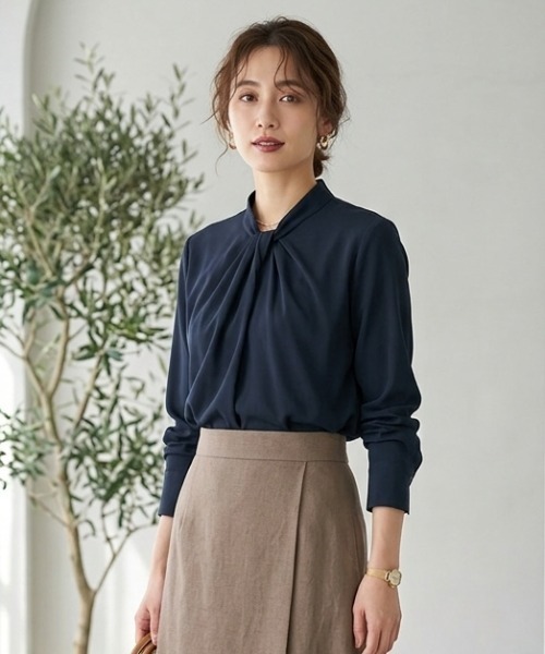 Perfect Suit FActory(パーフェクトスーツファクトリー)の「タックボウタイブラウス オフホワイト/グリーン/ネイビー(Tシャツ/カットソー・レディース・ライトグリーン/ネイビー/オフホワイト・M/S/L)」の1枚目の写真
