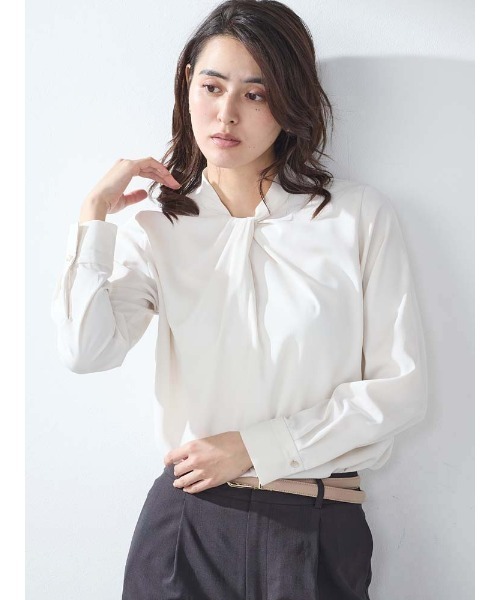 Perfect Suit FActory(パーフェクトスーツファクトリー)の「タックボウタイブラウス オフホワイト/グリーン/ネイビー(Tシャツ/カットソー・レディース・ライトグリーン/ネイビー/オフホワイト・M/S/L)」の5枚目の写真
