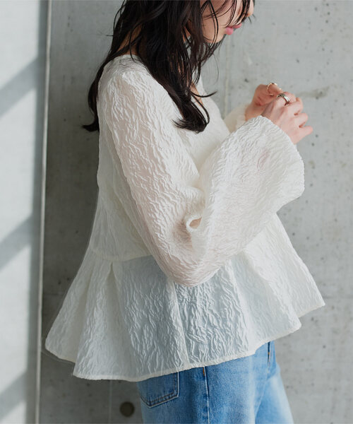 KOBE LETTUCE（コウベレタス）の「シアージャガードVネックペプラムブラウス（シャツ/ブラウス・レディース・ブラック/ピンク/イエロー/アイボリー・M）」の2枚目の写真