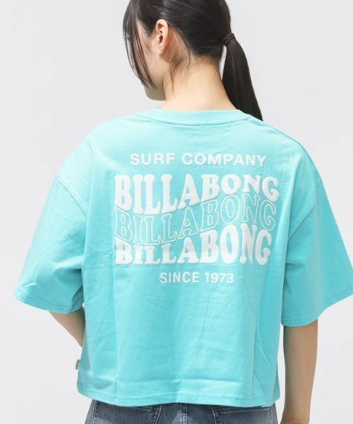 BILLABONG(ビラボン)の「【別注】ビラボン BILLABONG アウトドアカジュアル 半袖Tシャツ LOOSE CROPPED TEE ALPNE 限定コラボ(Tシャツ/カットソー・レディース・ダークグレー/アイボリー/ブルー・M/L)」の1枚目の写真