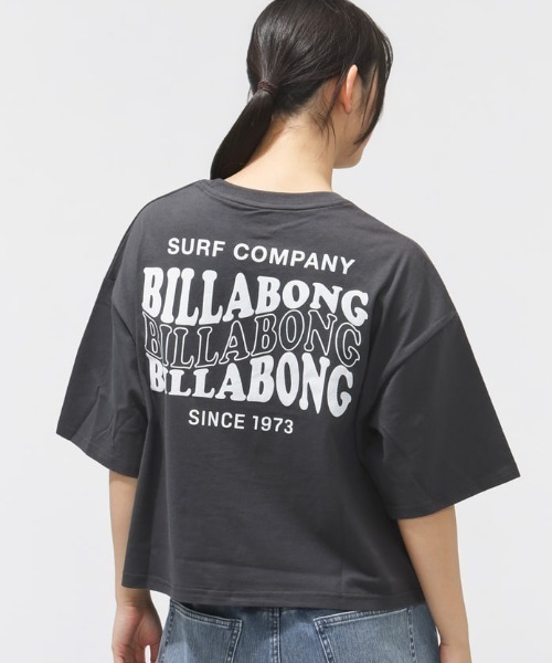 BILLABONG(ビラボン)の「【別注】ビラボン BILLABONG アウトドアカジュアル 半袖Tシャツ LOOSE CROPPED TEE ALPNE 限定コラボ(Tシャツ/カットソー・レディース・ダークグレー/アイボリー/ブルー・M/L)」の3枚目の写真