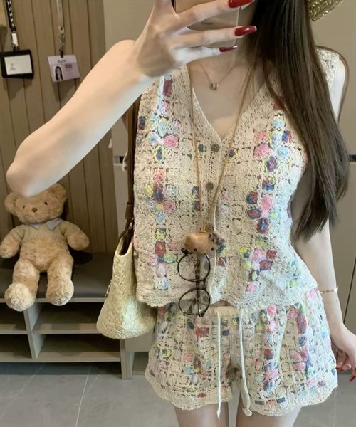 meJane（ミージェーン）の「フラワークロッシェ編み トップス × ショートパンツ セットアップ（セットアップ・レディース・アイボリー・FREE）」の3枚目の写真