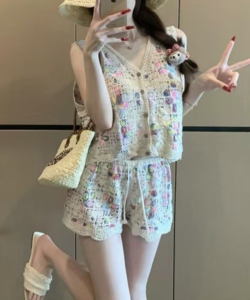 meJane（ミージェーン）の「フラワークロッシェ編み トップス × ショートパンツ セットアップ（セットアップ・レディース・アイボリー・FREE）」の2枚目の写真