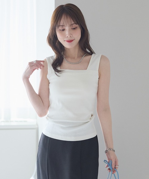 PREFERIR(プレフェリール)の「スクエアネック タンクトップ|ブラ紐隠し インナー 見せない ノースリーブ 着回し ベーシック カットソー(タンクトップ・レディース・ホワイト/チャコールグレー/ブラック・MEDIUM/LARGE)」の2枚目の写真