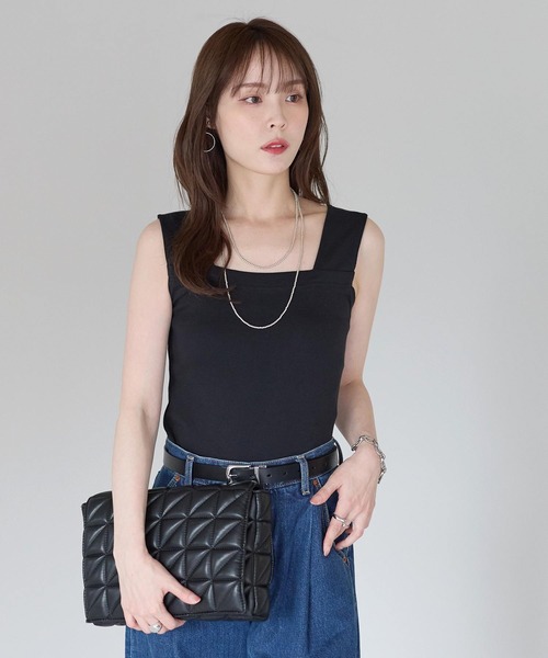 PREFERIR(プレフェリール)の「スクエアネック タンクトップ|ブラ紐隠し インナー 見せない ノースリーブ 着回し ベーシック カットソー(タンクトップ・レディース・ホワイト/チャコールグレー/ブラック・MEDIUM/LARGE)」の4枚目の写真