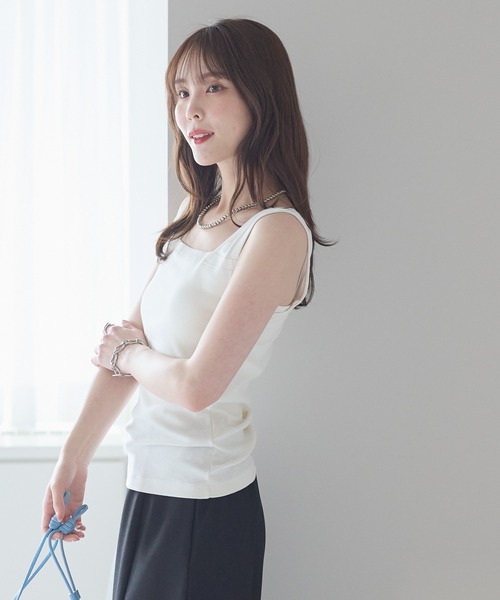 PREFERIR(プレフェリール)の「スクエアネック タンクトップ|ブラ紐隠し インナー 見せない ノースリーブ 着回し ベーシック カットソー(タンクトップ・レディース・ホワイト/チャコールグレー/ブラック・MEDIUM/LARGE)」の22枚目の写真