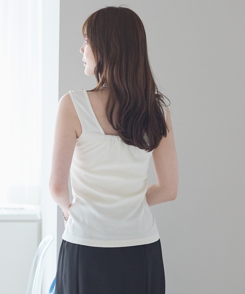 PREFERIR(プレフェリール)の「スクエアネック タンクトップ|ブラ紐隠し インナー 見せない ノースリーブ 着回し ベーシック カットソー(タンクトップ・レディース・ホワイト/チャコールグレー/ブラック・MEDIUM/LARGE)」の20枚目の写真