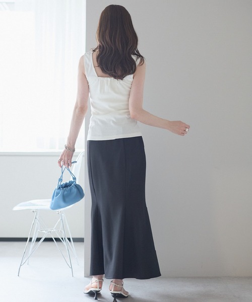 PREFERIR(プレフェリール)の「スクエアネック タンクトップ|ブラ紐隠し インナー 見せない ノースリーブ 着回し ベーシック カットソー(タンクトップ・レディース・ホワイト/チャコールグレー/ブラック・MEDIUM/LARGE)」の12枚目の写真