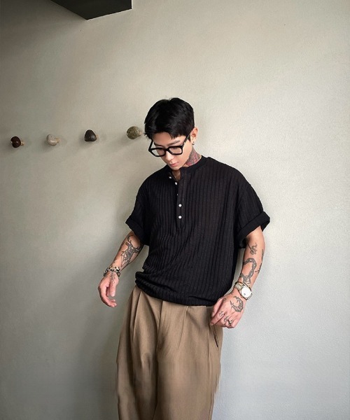 Ritzy(リッツィー)の「リブ素材 ヘンリーネックリブ半袖 T シャツ(Tシャツ/カットソー・メンズ・ブラック/ホワイト・L/M/XL)」の11枚目の写真