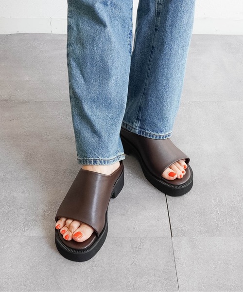 Fabby fabby(ファビィーファビィー)の「4.2cm厚底プラットフォームサンダル(サンダル・レディース・ブラウン/ブラック系その他/ブラック・SMALL/MEDIUM/LARGE)」の3枚目の写真