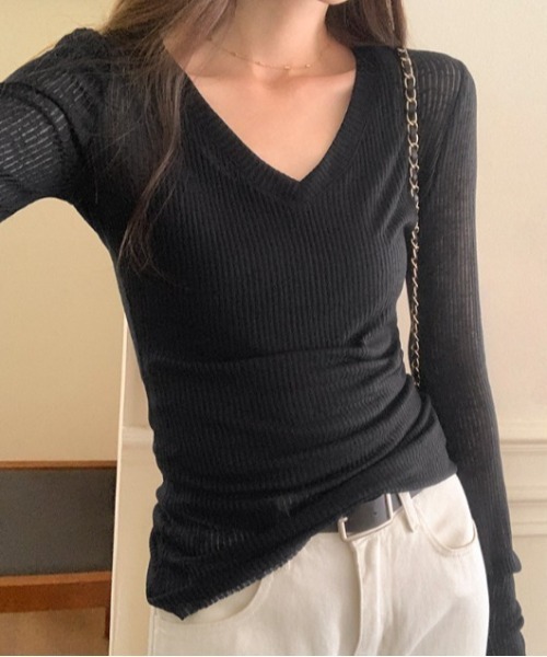 Vini(ヴィニ)の「シアーリブVネックタイトシースルートップス(Tシャツ/カットソー・レディース・ライトグレー/ブラック・MEDIUM)」の4枚目の写真