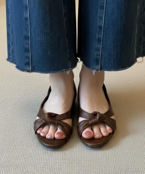 Forcement(フォースメント)の「フロントの結びデザインが女性らしい印象を与えるフラットサンダル。(サンダル・レディース・ブラック・24.5cm/24cm/23.5cm/23cm/22.5cm)」の2枚目の写真