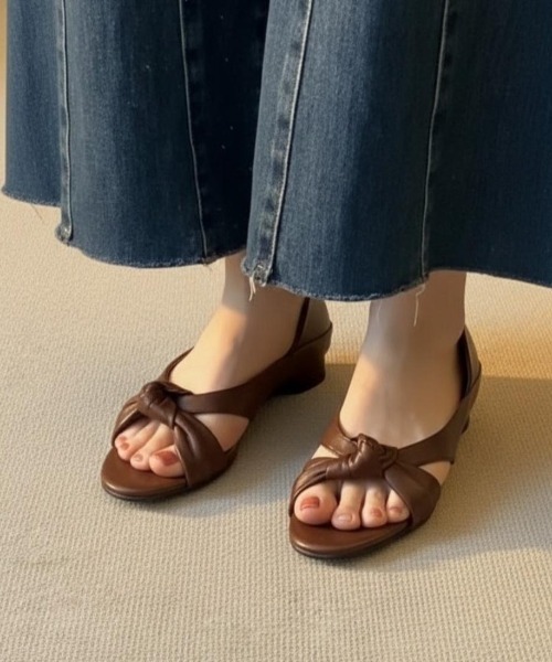 Forcement(フォースメント)の「フロントの結びデザインが女性らしい印象を与えるフラットサンダル。(サンダル・レディース・ブラック・24.5cm/24cm/23.5cm/23cm/22.5cm)」の3枚目の写真