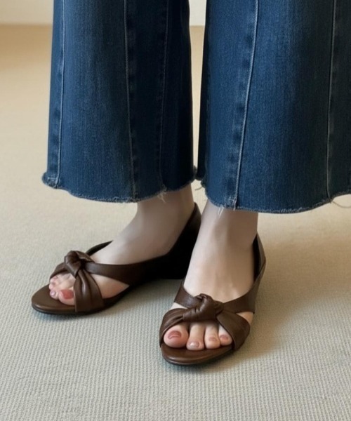 Forcement(フォースメント)の「フロントの結びデザインが女性らしい印象を与えるフラットサンダル。(サンダル・レディース・ブラック・24.5cm/24cm/23.5cm/23cm/22.5cm)」の4枚目の写真