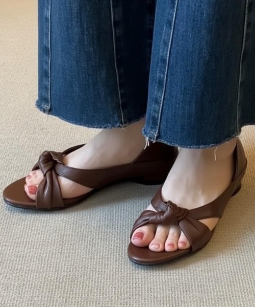 Forcement(フォースメント)の「フロントの結びデザインが女性らしい印象を与えるフラットサンダル。(サンダル・レディース・ブラック・24.5cm/24cm/23.5cm/23cm/22.5cm)」の5枚目の写真