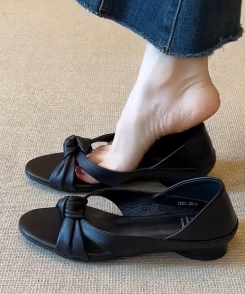 Forcement(フォースメント)の「フロントの結びデザインが女性らしい印象を与えるフラットサンダル。(サンダル・レディース・ブラック・24.5cm/24cm/23.5cm/23cm/22.5cm)」の6枚目の写真