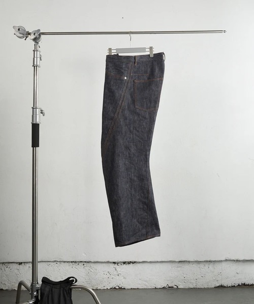 NVRFRGT(ネヴァーフォーゲット)の「3D TWISTED WIDE LEG JEANS(デニムパンツ・メンズ・インディゴブルー・4/3/2/1)」の2枚目の写真