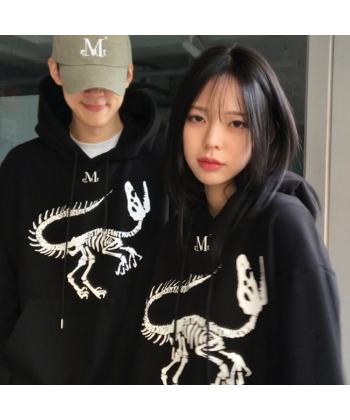 MUCENT(ムセント)の「ダイノロゴフードパーカー 男女共用 (2カラー)(パーカー・レディース・ブラック/チャコール・S/L)」の1枚目の写真