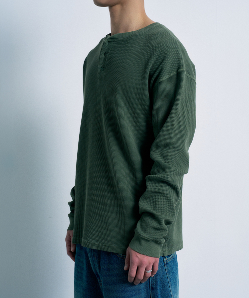 FERNOV（ペルノブ）の「ウォッシュドワッフルヘンリーネックカーキ（Tシャツ/カットソー・メンズ・その他・1/2/3）」の4枚目の写真