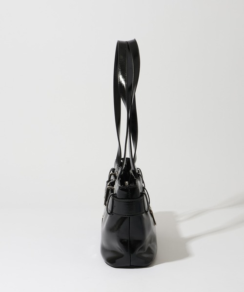 MUCENT（ムセント）の「【MUCENT/ムセント】SENTIC METAL LOGO FRONT BELTED LEATHER SHOULDER BAG UNISEX/センティック メタル ロゴ フロント ベルテッド レザー ショルダーバッグ ユニセックス（ショルダーバッグ・レディース・ブラック・FREE）」の3枚目の写真
