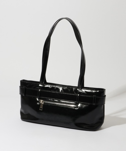 MUCENT（ムセント）の「【MUCENT/ムセント】SENTIC METAL LOGO FRONT BELTED LEATHER SHOULDER BAG UNISEX/センティック メタル ロゴ フロント ベルテッド レザー ショルダーバッグ ユニセックス（ショルダーバッグ・レディース・ブラック・FREE）」の4枚目の写真