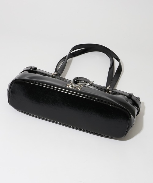 MUCENT（ムセント）の「【MUCENT/ムセント】SENTIC METAL LOGO FRONT BELTED LEATHER SHOULDER BAG UNISEX/センティック メタル ロゴ フロント ベルテッド レザー ショルダーバッグ ユニセックス（ショルダーバッグ・レディース・ブラック・FREE）」の5枚目の写真