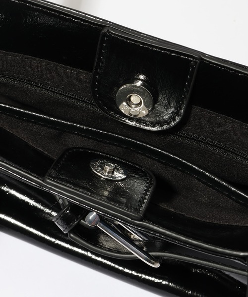 MUCENT（ムセント）の「【MUCENT/ムセント】SENTIC METAL LOGO FRONT BELTED LEATHER SHOULDER BAG UNISEX/センティック メタル ロゴ フロント ベルテッド レザー ショルダーバッグ ユニセックス（ショルダーバッグ・レディース・ブラック・FREE）」の6枚目の写真