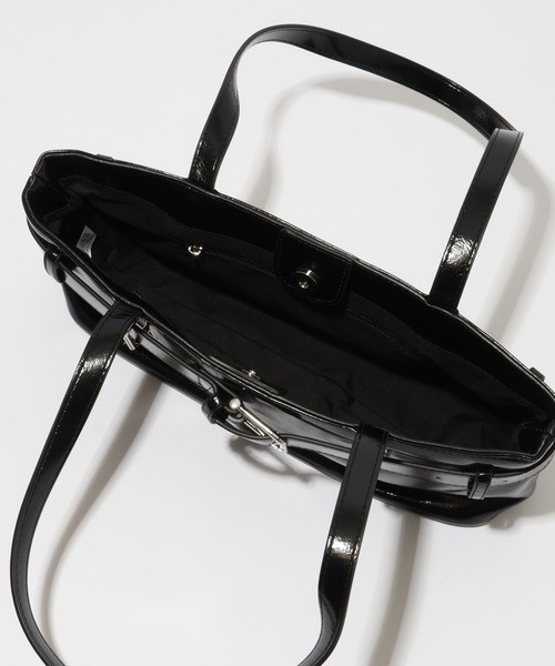 MUCENT（ムセント）の「【MUCENT/ムセント】SENTIC METAL LOGO FRONT BELTED LEATHER SHOULDER BAG UNISEX/センティック メタル ロゴ フロント ベルテッド レザー ショルダーバッグ ユニセックス（ショルダーバッグ・レディース・ブラック・FREE）」の7枚目の写真