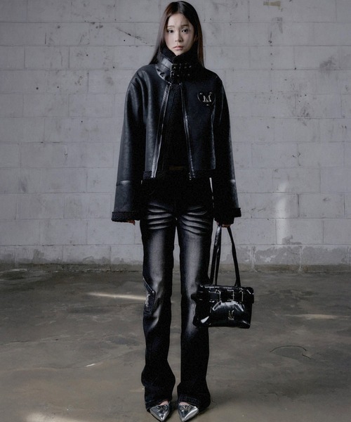 MUCENT（ムセント）の「【MUCENT/ムセント】SENTIC METAL LOGO FRONT BELTED LEATHER SHOULDER BAG UNISEX/センティック メタル ロゴ フロント ベルテッド レザー ショルダーバッグ ユニセックス（ショルダーバッグ・レディース・ブラック・FREE）」の9枚目の写真