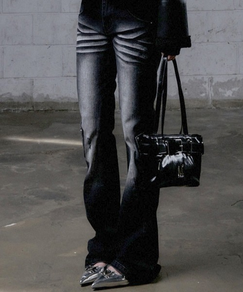 MUCENT（ムセント）の「【MUCENT/ムセント】SENTIC METAL LOGO FRONT BELTED LEATHER SHOULDER BAG UNISEX/センティック メタル ロゴ フロント ベルテッド レザー ショルダーバッグ ユニセックス（ショルダーバッグ・レディース・ブラック・FREE）」の10枚目の写真