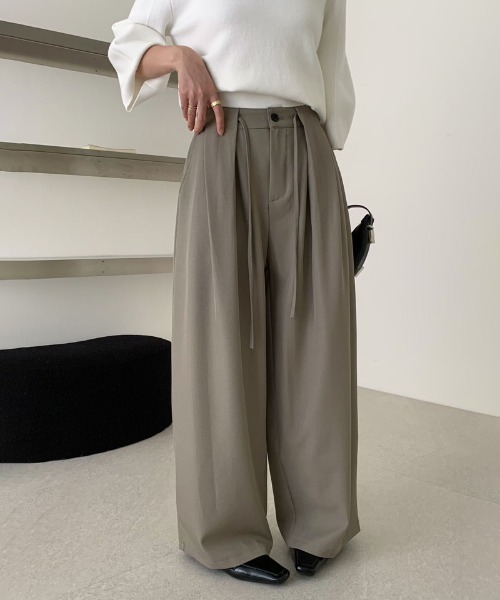 COCOMOMO(ココモモ)の「【カラー×サイズ展開あり】 ディープタックワイドスラックスパンツ タックワイドパンツ ワイドパンツ スラックス パンツ タックパンツ ストレート きれいめ オフィス オフィスカジュアル(スラックス・レディース・ダークグレー/ブラック/ブラウン・M/L/S)」の1枚目の写真