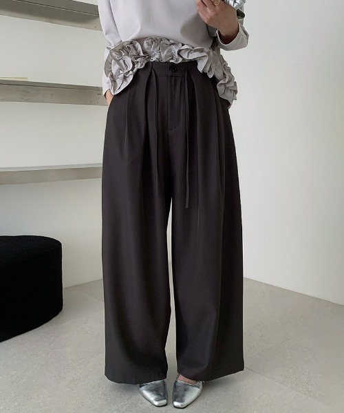 COCOMOMO(ココモモ)の「【カラー×サイズ展開あり】 ディープタックワイドスラックスパンツ タックワイドパンツ ワイドパンツ スラックス パンツ タックパンツ ストレート きれいめ オフィス オフィスカジュアル(スラックス・レディース・ダークグレー/ブラック/ブラウン・M/L/S)」の3枚目の写真