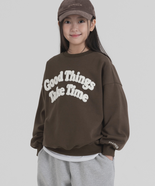 PIANER KIDS(ピアネールキッズ)の「ブークル刺繍オーバーサイズスウェット(ブラウン)(スウェット・レディース・ブラウン・S(120-130cm)/M(130-140cm)/L(140-150cm)/XL(150-160㎝))」の2枚目の写真