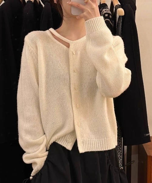 NoBelle（ノベル）の「デコルテラインカットアウトニットカーディガン（カーディガン/ボレロ・レディース・レッド/ブラック/ホワイト/グレー・FREE）」の2枚目の写真
