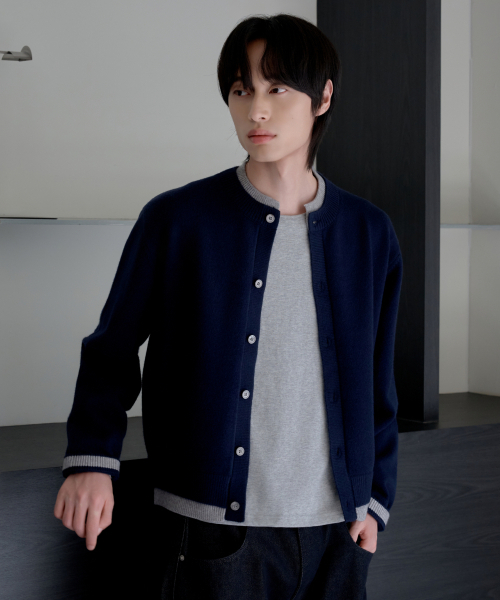 HYOJI(ヒョージ)の「26 FW ウォッシャブル ソフトタッチ ラウンドネック レイヤード クロップド ニット カーディガン (3カラー)(カーディガン/ボレロ・メンズ・ネイビー/チャコール/ブラック・M/L)」の4枚目の写真