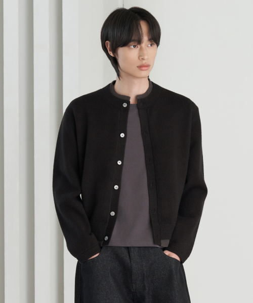 HYOJI(ヒョージ)の「26 FW ウォッシャブル ソフトタッチ ラウンドネック レイヤード クロップド ニット カーディガン (3カラー)(カーディガン/ボレロ・メンズ・ネイビー/チャコール/ブラック・M/L)」の5枚目の写真