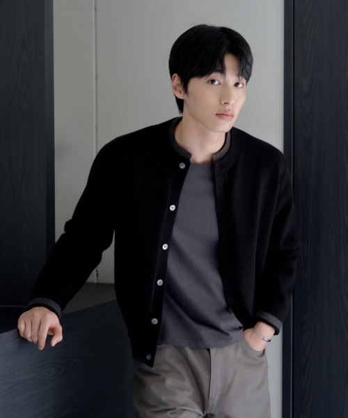 HYOJI(ヒョージ)の「26 FW ウォッシャブル ソフトタッチ ラウンドネック レイヤード クロップド ニット カーディガン (3カラー)(カーディガン/ボレロ・メンズ・ネイビー/チャコール/ブラック・M/L)」の6枚目の写真