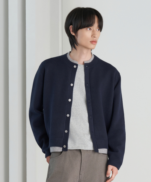 HYOJI(ヒョージ)の「26 FW ウォッシャブル ソフトタッチ ラウンドネック レイヤード クロップド ニット カーディガン (3カラー)(カーディガン/ボレロ・メンズ・ネイビー/チャコール/ブラック・M/L)」の7枚目の写真