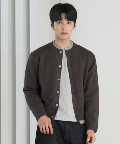 HYOJI(ヒョージ)の「26 FW ウォッシャブル ソフトタッチ ラウンドネック レイヤード クロップド ニット カーディガン (3カラー)(カーディガン/ボレロ・メンズ・ネイビー/チャコール/ブラック・M/L)」の8枚目の写真