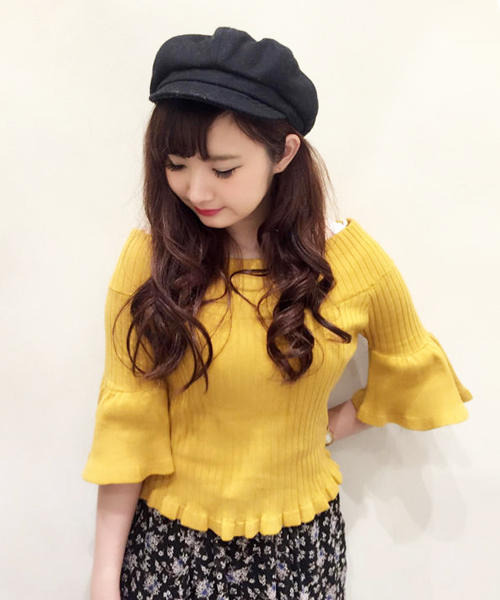 mysty woman（ミスティウーマン）の「リブ編みプレーティングフレア袖オフショルダーニット（ニット/セーター・レディース・レッド系その他/オフホワイト/イエロー/ブラック・FREE）」の4枚目の写真