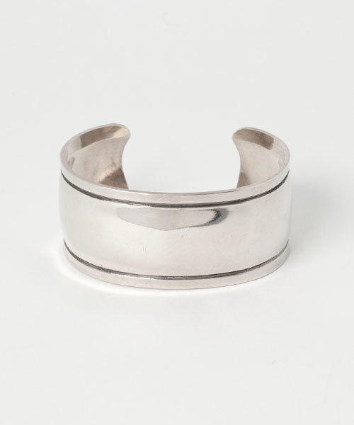 ROOPTOKYO（ループトウキョウ）の「39/サンク REPOUSSE WIDE BANGLE (L)（バングル/リストバンド・メンズ・シルバー・FREE）」の8枚目の写真