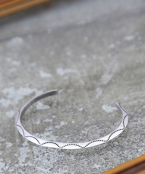 WEGO(ウィゴー)の「WEGO/パターンスリムバングル(バングル/リストバンド・メンズ・シルバー・FREE)」の1枚目の写真