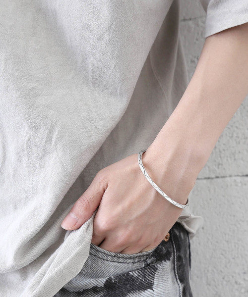 WEGO(ウィゴー)の「WEGO/パターンスリムバングル(バングル/リストバンド・メンズ・シルバー・FREE)」の4枚目の写真