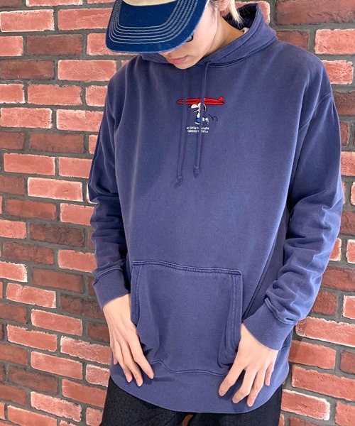 SNOOPY×OLD BETTY'S(スヌーピーカケルオールドベティーズ)の「SNOOPY Embroidery Sweat Parka/スヌーピー 刺繍 ヴィンテージ風 ピグメント染め スウェット パーカー(パーカー)」|ブルー系その他2