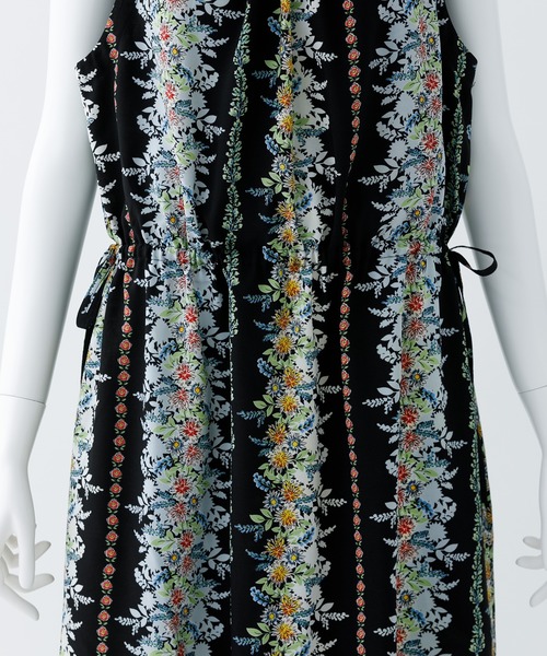 MILKFED.(ミルクフェド)の「FLORAL 2WAY DRESS(ワンピース・レディース・レッド/ネイビー/ブラック・ONE SIZE)」の4枚目の写真