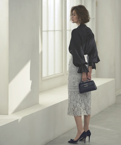 RUIRUE BOUTIQUE（ルイルエブティック）の「ウエーブタックパール　デザイントップス長袖ブラウス ｜ 長袖 ボリュームスリーブ フレアスリーブ トップス 体型カバー オフィスカジュアル 通勤服 華やか パール ブラウス（シャツ/ブラウス・レディース・オフホワイト/ベージュ/ブルー/ブラック/ゴールド/グリーン/ラベンダー/チャコールグレー・LL/S/M/L/5L/4L/3L）」の15枚目の写真