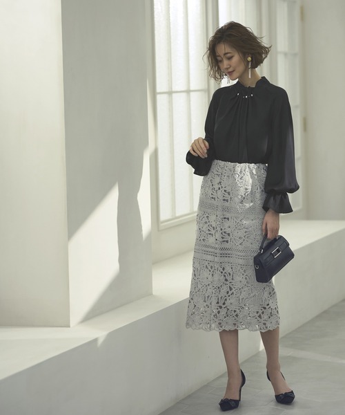 RUIRUE BOUTIQUE（ルイルエブティック）の「ウエーブタックパール　デザイントップス長袖ブラウス ｜ 長袖 ボリュームスリーブ フレアスリーブ トップス 体型カバー オフィスカジュアル 通勤服 華やか パール ブラウス（シャツ/ブラウス・レディース・オフホワイト/ベージュ/ブルー/ブラック/ゴールド/グリーン/ラベンダー/チャコールグレー・LL/S/M/L/5L/4L/3L）」の13枚目の写真