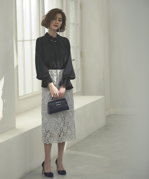 RUIRUE BOUTIQUE（ルイルエブティック）の「ウエーブタックパール　デザイントップス長袖ブラウス ｜ 長袖 ボリュームスリーブ フレアスリーブ トップス 体型カバー オフィスカジュアル 通勤服 華やか パール ブラウス（シャツ/ブラウス・レディース・オフホワイト/ベージュ/ブルー/ブラック/ゴールド/グリーン/ラベンダー/チャコールグレー・LL/S/M/L/5L/4L/3L）」の16枚目の写真