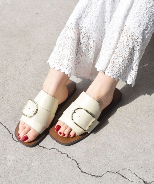 SHIPS(シップス)の「バックルデザインフラットサンダル◆(サンダル・レディース・ブラック/ナチュラル・38/36/37)」の2枚目の写真